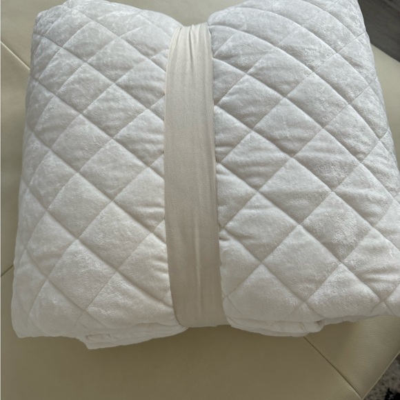 NWOT Full/Queen Luxe Diamond Stitch Velvet Quilt
Ivory - Threshold - Picture 3 of 5